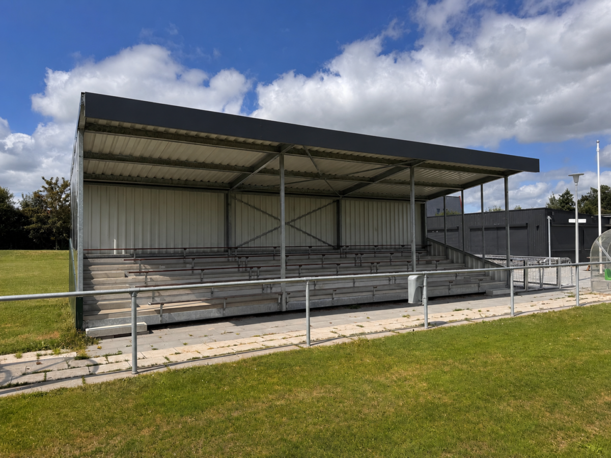 Twee jaar later nog steeds blikvanger: Onze tribune aan de Eemsgolaan in Groningen 4 Replay Alto tribune bij een voetbalvereniging aan de Eemsgolaan in Groningen.